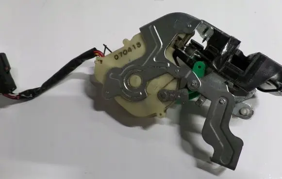 KIA Sorento Front door lock 070413