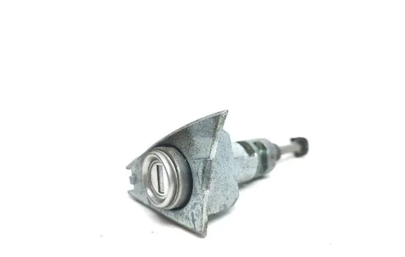 Hyundai i30 Front door lock (next to the handle) 
