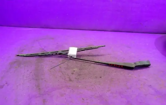 Front wiper blade arm