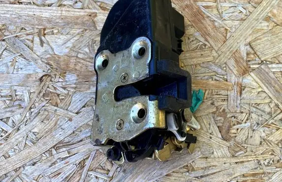 Chrysler 300M Rear door lock