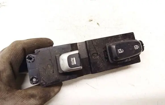 KIA Optima Electric window control switch 299158102