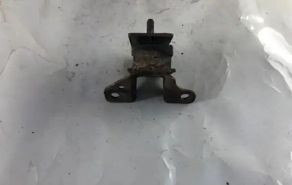 KIA Sorento Engine mount bracket