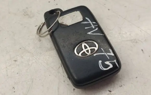 Toyota Avensis T270 Ignition key/card 8990405011