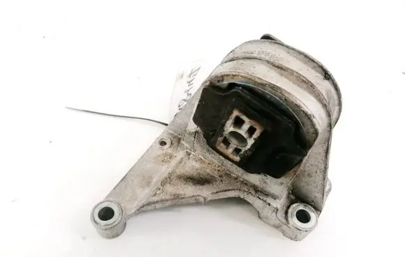 Volvo V50 Engine mount bracket