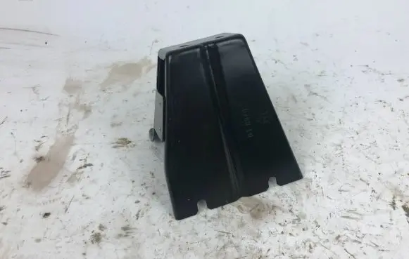 Maserati Levante Fender mounting bracket D768F6