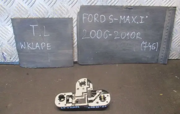 Ford S-MAX Tail light bulb cover holder 