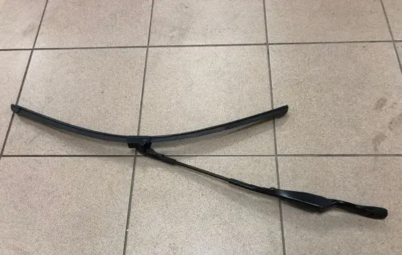 Mercedes-Benz E W211 Front wiper blade arm A2118201144