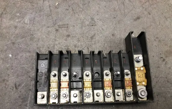 Volkswagen Multivan T5 Fuse module 7H0937550