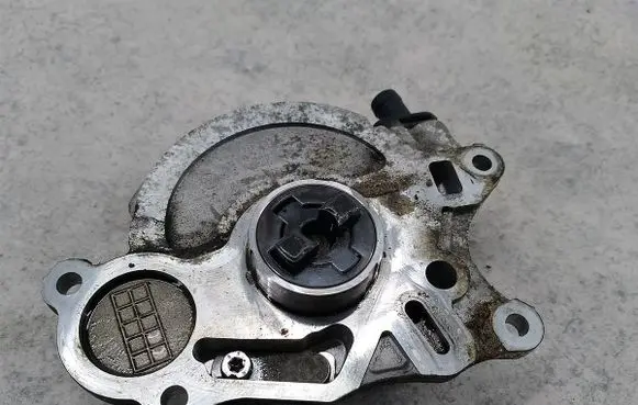 Skoda Fabia Mk2 (5J) Vacuum pump 03L145207