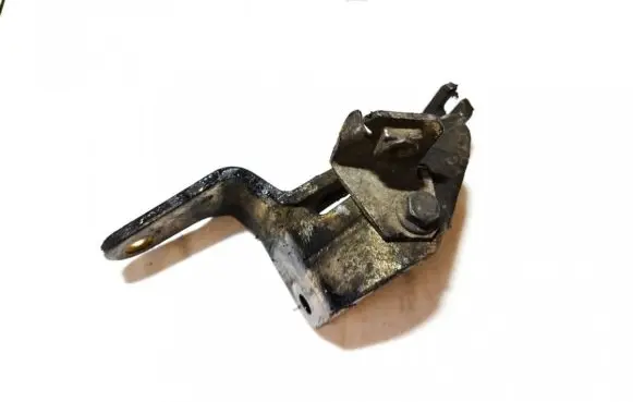 Mitsubishi Carisma Engine mounting bracket