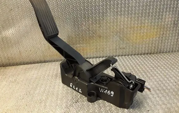 Mercedes-Benz A W169 Accelerator throttle pedal 1693000204 A1693000204