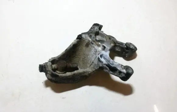 Hyundai XG Engine mounting bracket