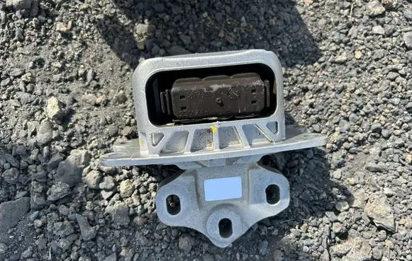 BMW 1 F40 Engine mount bracket 6853445