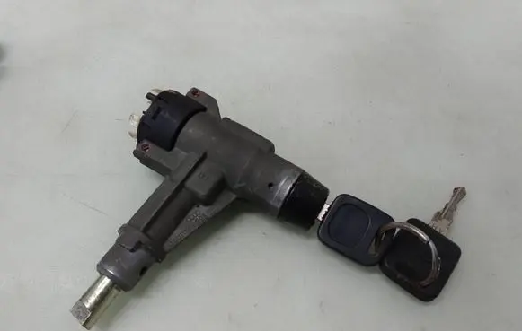 Audi 80 90 S2 B4 Ignition lock 893905851