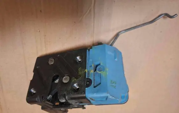 Volvo S80 Front door lock 3069974