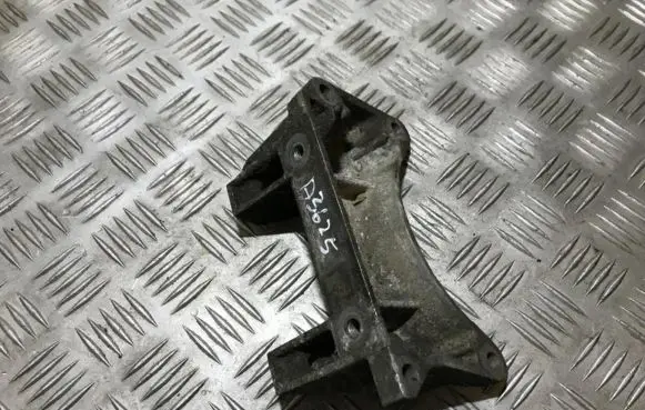 Mercedes-Benz C W203 Engine mounting bracket