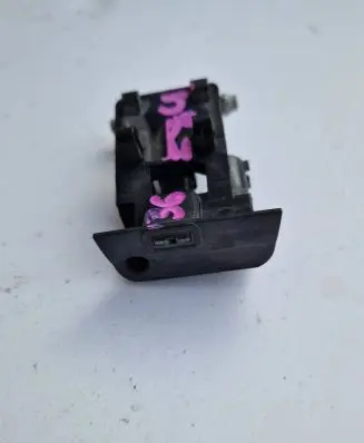 BMW X1 E84 Windshield washer spray nozzle 132640