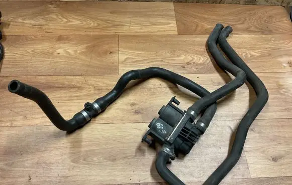 BMW 5 E39 Coolant heater control valve 8374995 1147412137