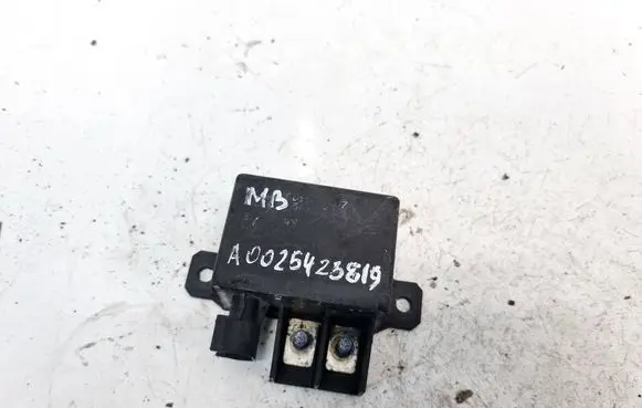 Mercedes-Benz E W211 Glow plug pre-heat relay a0025423819