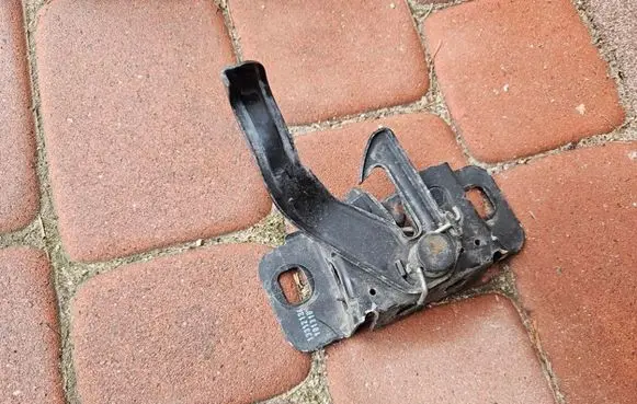 Opel Astra J Engine bonnet/hood lock/catch 13312134