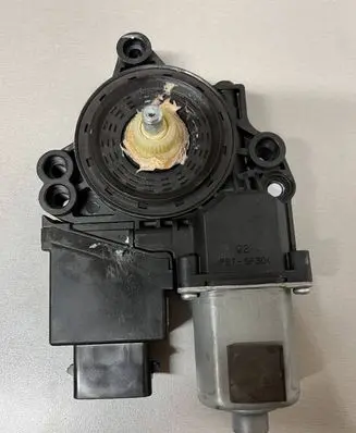KIA Ceed Front door window regulator motor 82460A2010 001100474902