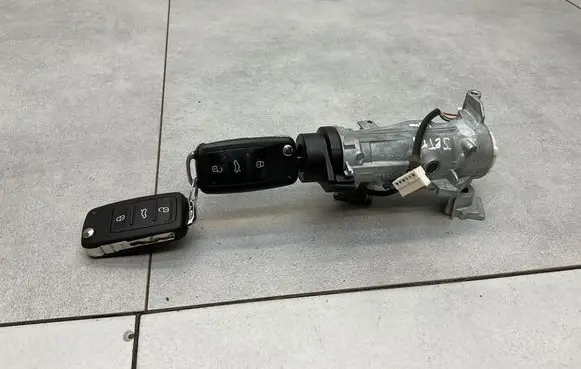 Volkswagen Jetta VI Ignition lock 1K0905851 5K0905865