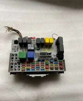 Opel Zafira A Fuse box set 24412497