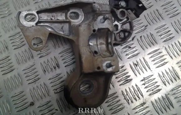 Audi A4 S4 B7 8E 8H Engine mounting bracket 8E0199352F