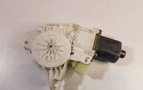 Mercedes-Benz GLK (X204) Front door window regulator motor A2048200242 0130822502