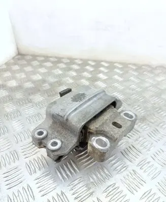 Volkswagen PASSAT B7 Engine mount bracket 3C0199555P 3C0199555