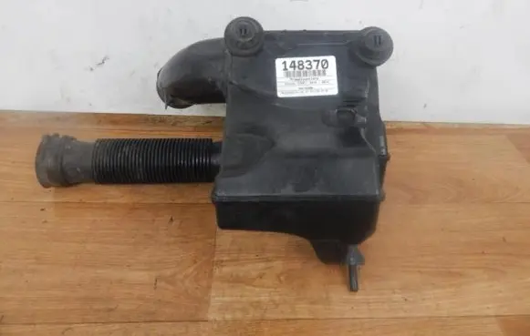 Nissan Juke I F15 Mass air flow meter 8200682558