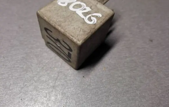Volkswagen PASSAT B5.5 Other relay 8D0951253