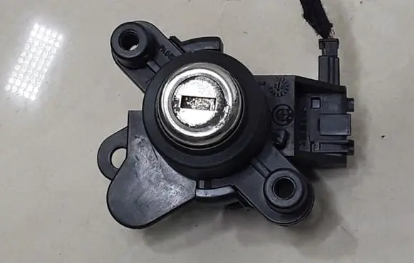 BMW 3 E46 Tailgate exterior lock 8196052