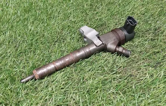 Opel Zafira C Fuel injector 55577668 0445110423