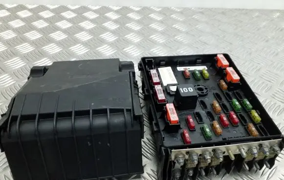 Volkswagen PASSAT B7 Fuse box set 3C0937125 1K0937132F