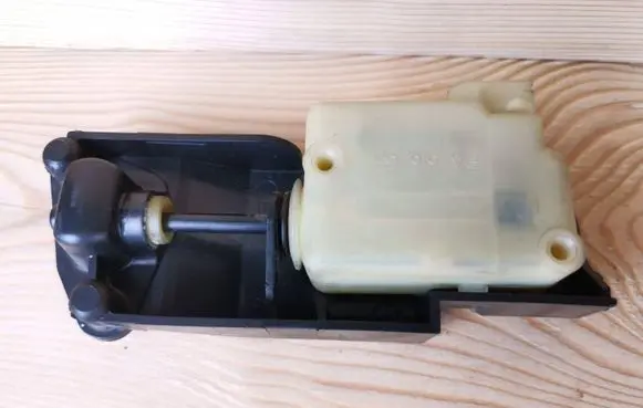 Volvo V70 Central locking motor 30716837 3606