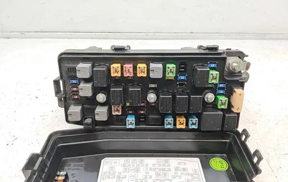Chevrolet Captiva Fuse box set 95471068 11K10 1068U