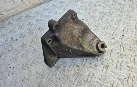 Mercedes-Benz CLS C219 Engine mounting bracket A2722231604