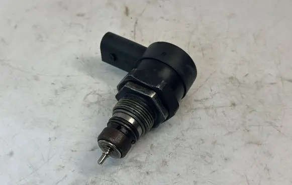 BMW X5 E53 Fuel pressure regulator 7805734 13537805734 0281002738
