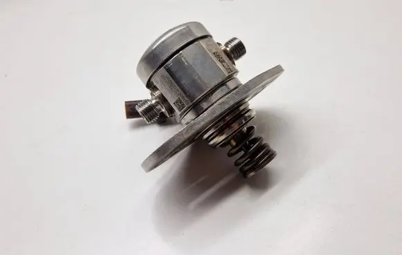 BMW 3 G20 G21 Fuel injection high pressure pump 8631642