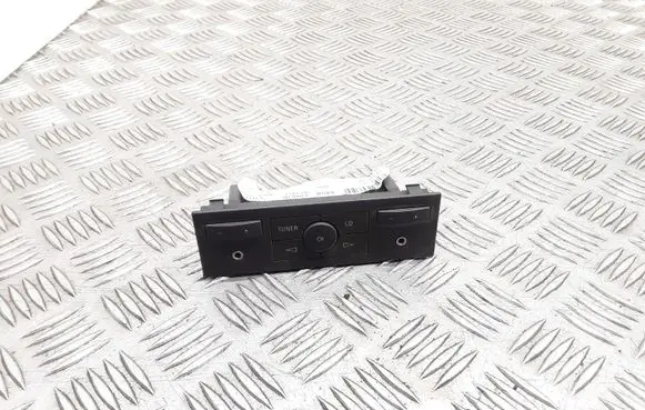 Head unit multimedia control