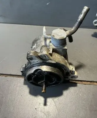 Mazda 6 Vacuum pump X2T58172