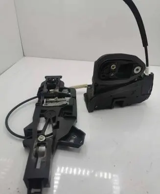 Cadillac Escalade IV Rear door lock 13597802