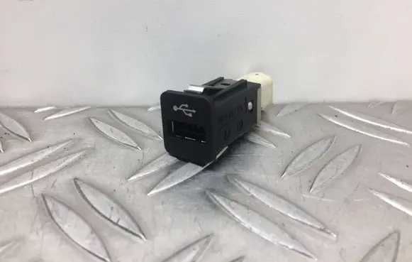 BMW 5 F10 F11 USB socket connector 9167196 61319167196