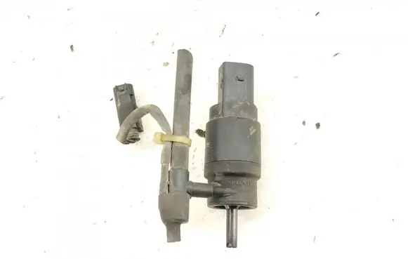 Mercedes-Benz E W211 Windshield washer spray nozzle 2108690821 2108690921