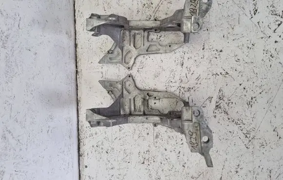 Volvo XC60 Headlight/headlamp mounting bracket A2056221700 A2056221600