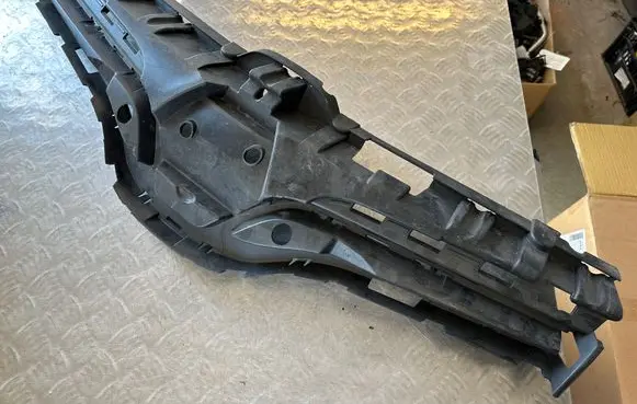 Renault Kangoo II Front bumper upper radiator grill 623101381R