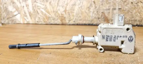 Volkswagen PASSAT B6 Central locking motor 3b0959782