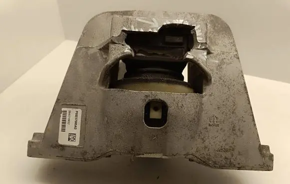 Chrysler Pacifica Engine mount bracket P68237965AD D047713017