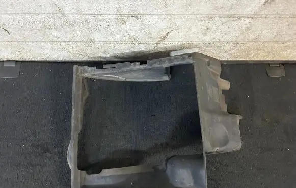 Audi Q7 4L Intercooler air channel guide 4L0117336F